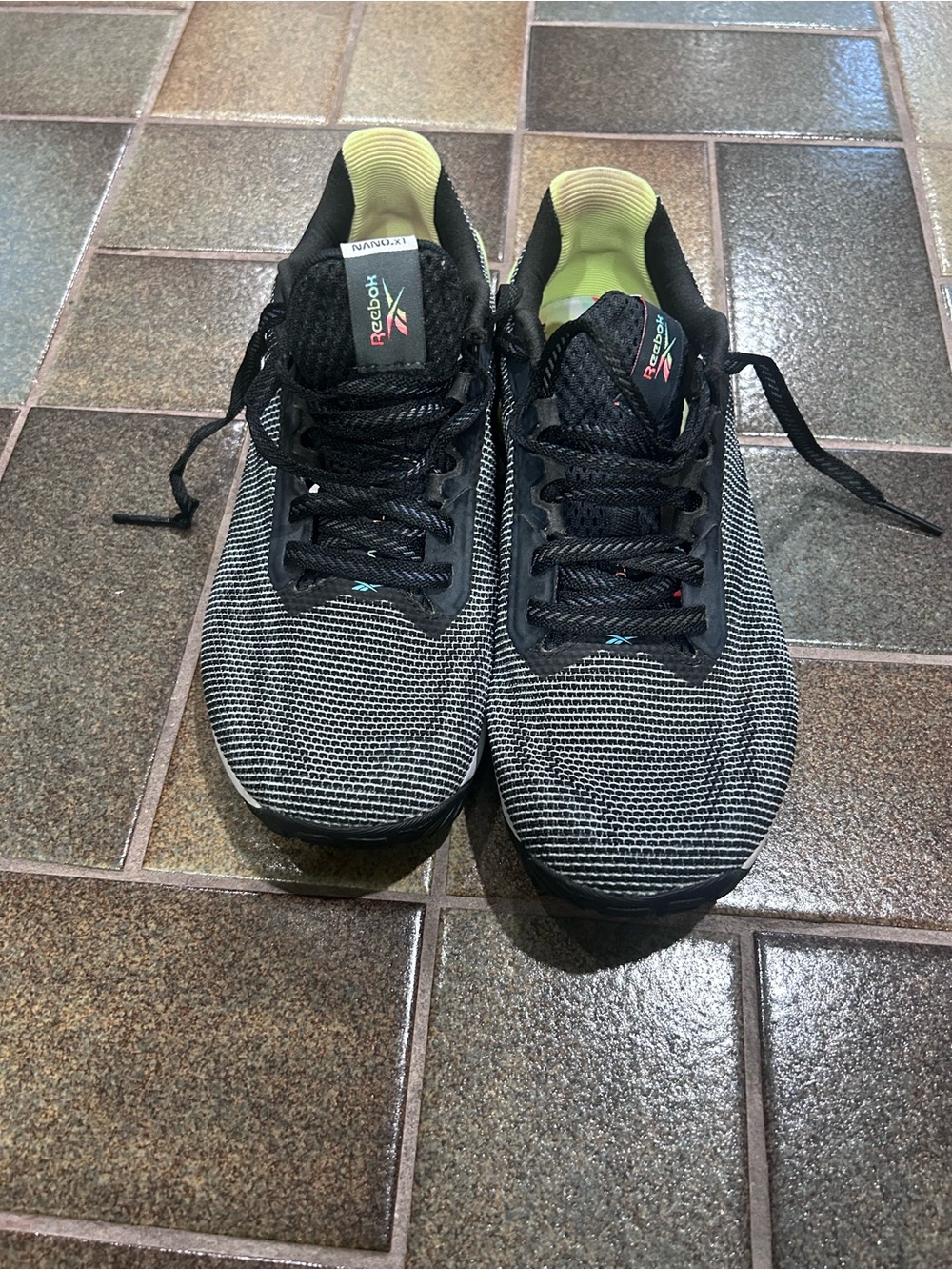 LIKE NEW ! Women’s Reebok Black and Gray Knit Sneakers with Lime Interior